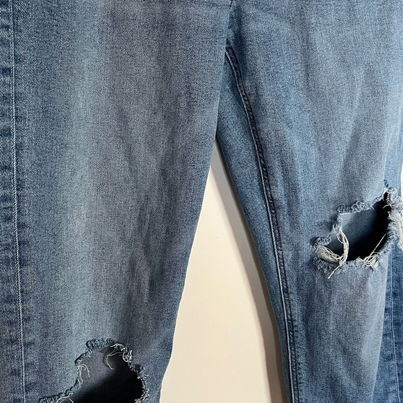 American Eagle Ripped Mom Jeans Size 4 Regular - Picture 2 of 8